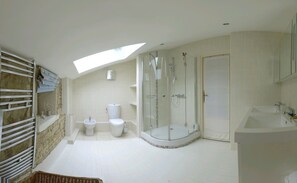 Dusche, Haartrockner, Bidet, Handtücher