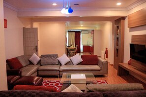 Familien-Suite | Essbereich im Zimmer