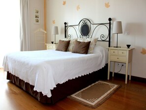 2 bedrooms, desk, WiFi