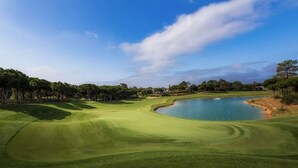 A golf course with a pond, surrounded by trees and a clear sky. - Presley Red Apartment, Quinta do Lago, Algarve (Algarve)