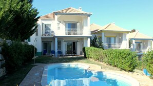 A two-story house with a swimming pool in the front yard. - Presley Red Apartment, Quinta do Lago, Algarve (Algarve)