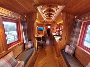 1 개의 침실, 고급 침구, 각각 다른 스타일의 인테리어, 각각 다르게 가구 비치