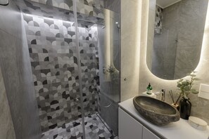 Free toiletries, hair dryer, slippers, towels - Romain Gary apartment/old town/parking (Vilnius)