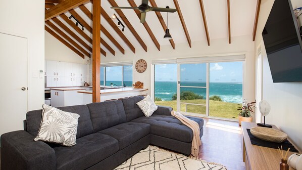 Smart TV, ping pong, books, stereo