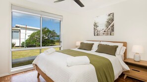 5 bedrooms, iron/ironing board, travel cot, free WiFi - Surfside - Waterfront with Stunning Views (Culburra Beach)
