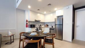 Comfort Apartment | In-room dining - SuperHost - Luxury Apt Amidst Lush Greens in Madinat Jumeirah (Dubai)
