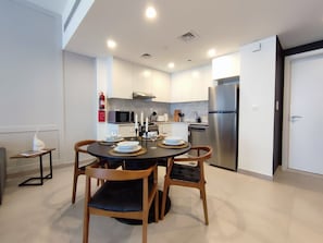 In-room dining - SuperHost - Luxury Apt Amidst Lush Greens in Madinat Jumeirah (Dubai)