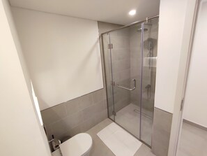 Bathroom - SuperHost - Luxury Apt Amidst Lush Greens in Madinat Jumeirah (Dubai)