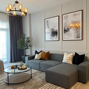 Comfort-Apartment | Wohnbereich | 42-Zoll-Smart-TV mit Kabelempfang, Fernseher