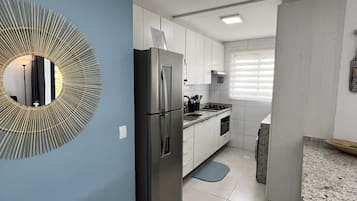 Refrigerador, microondas, horno y parrilla de estufa
