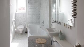 Secador de pelo, toallas