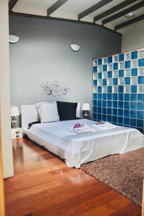2 bedrooms, iron/ironing board, travel cot, WiFi