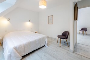 3 chambres, fer et planche Ă repasser