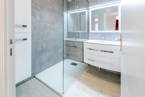 Bathtub, hair dryer - House for 6 in Erquy - Communal pool (Erquy)