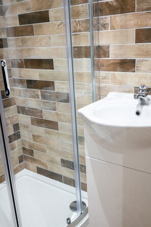 Deluxe Apartment | Bathroom