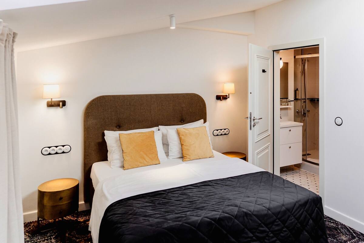 Een minibar, een kluis op de kamer, een bureau, een laptopwerkplek