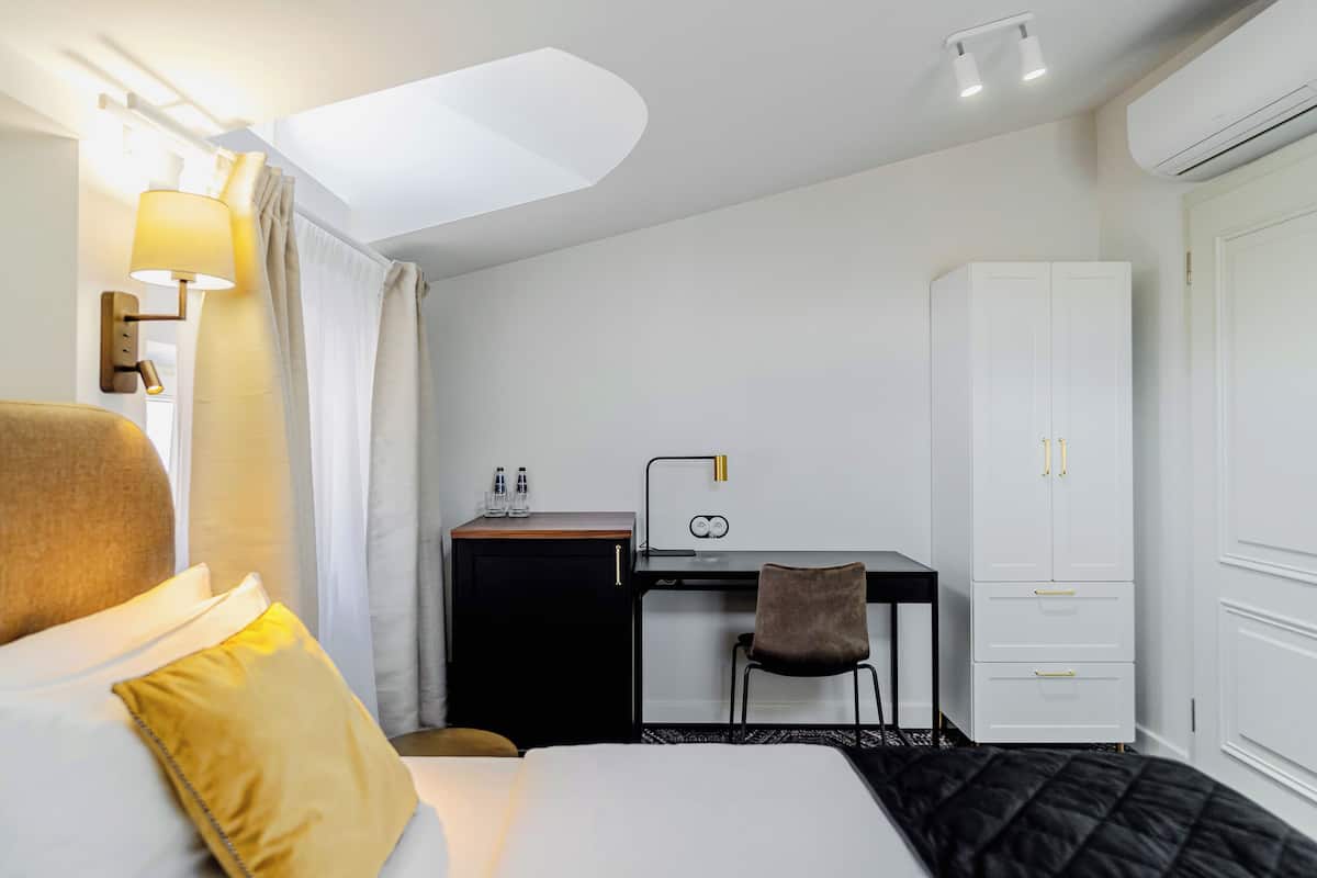 Een minibar, een kluis op de kamer, een bureau, een laptopwerkplek