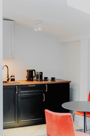 Deluxe Apartment, 1 Queen Bed with Sofa bed | Private kitchen | Fridge, coffee/tea maker, electric kettle - N33 Premium Apartments Old Town Kraków – Destigo Hotels (Kraków)