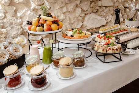 Desayuno buffet diario (PLN 89 por persona)