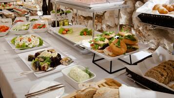 Daily buffet breakfast (PLN 89 per person)