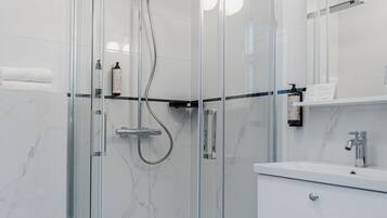 Deluxe Apartment, 1 Queen Bed with Sofa bed | Bathroom | Shower, towels, soap, shampoo