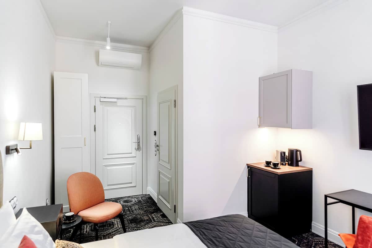 Een minibar, een kluis op de kamer, een bureau, een laptopwerkplek