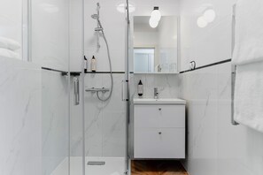Deluxe Room, 1 Queen Bed | Bathroom | Shower, towels, soap, shampoo - N33 Premium Apartments Old Town Kraków – Destigo Hotels (Kraków)