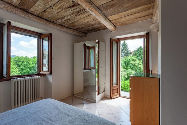 4 bedrooms, travel crib, WiFi, bed sheets - Frey House apt. 1, 2 and 3 at Lake Orta with pool and garden (Vacciago)