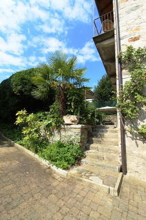 Property grounds - Frey House apt. 1, 2 and 3 at Lake Orta with pool and garden (Vacciago)