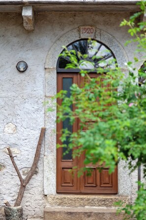 Exterior detail - Frey House apt. 1, 2 and 3 at Lake Orta with pool and garden (Vacciago)