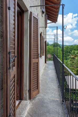 Exterior detail - Frey House apt. 1, 2 and 3 at Lake Orta with pool and garden (Vacciago)