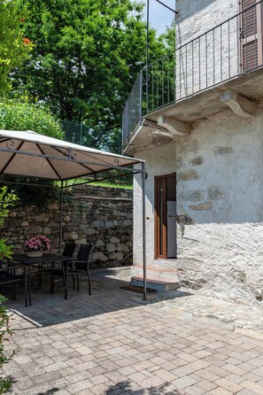 Outdoor dining - Frey House apt. 1, 2 and 3 at Lake Orta with pool and garden (Vacciago)