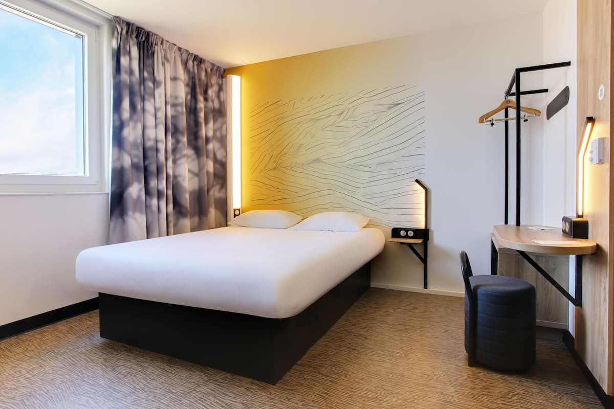Luxe beddengoed, een bureau, een laptopwerkplek