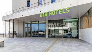 A B&B hotel with a modern facade, large windows, and a flat entrance. - B&B HOTEL Dijon Valmy Toison d'Or (Dijon)