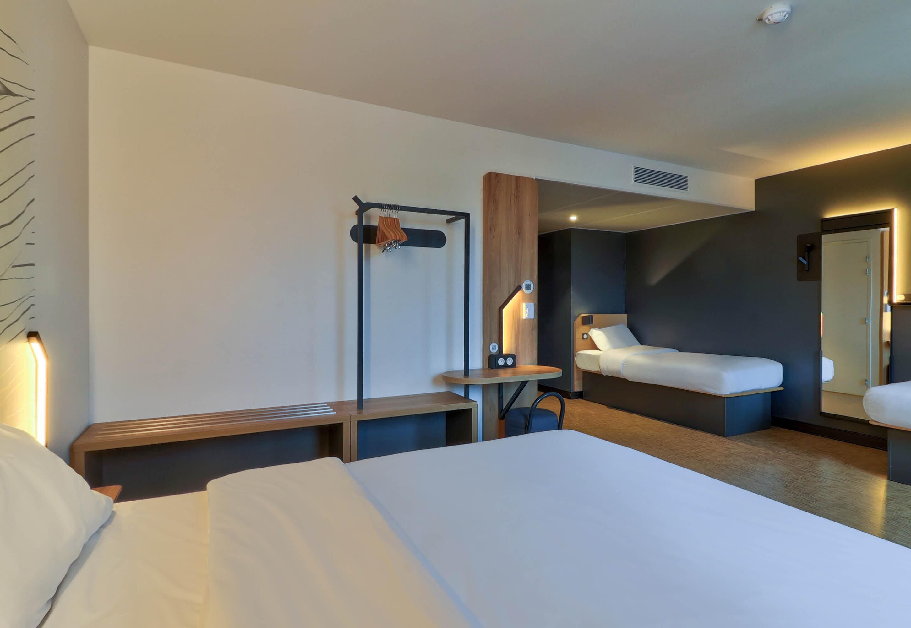 Habitación cuádruple, acceso para personas con movilidad reducida, para no fumadores | Ropa de cama de alta calidad y escritorio 