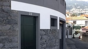 Un immeuble avec une façade en pierre et le numéro « 22 » sur la porte.