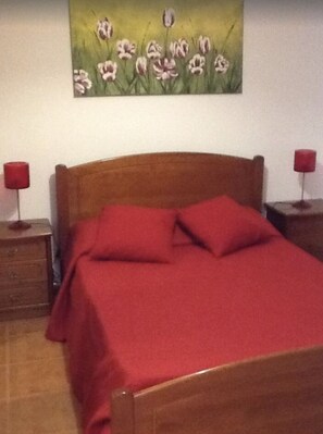 2 bedrooms, iron/ironing board, travel cot, free WiFi
