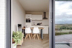 Réfrigérateur, four à micro-ondes, un four, surface de cuisson