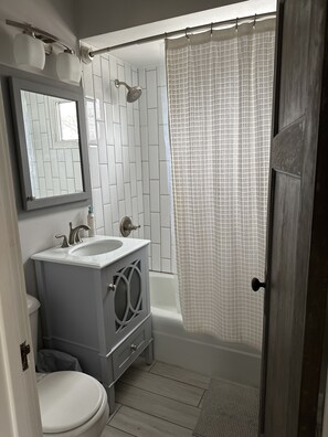 吹风机、毛巾、肥皂、洗发水