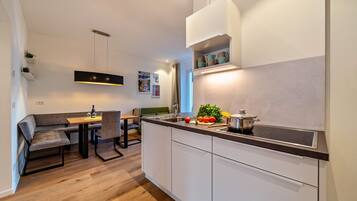 Fridge, microwave, stovetop, dishwasher