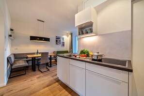 Fridge, microwave, stovetop, dishwasher - Apartment 'Central Suite Merano' with Mountain View, Wi-Fi and Air Conditioning (Meran)
