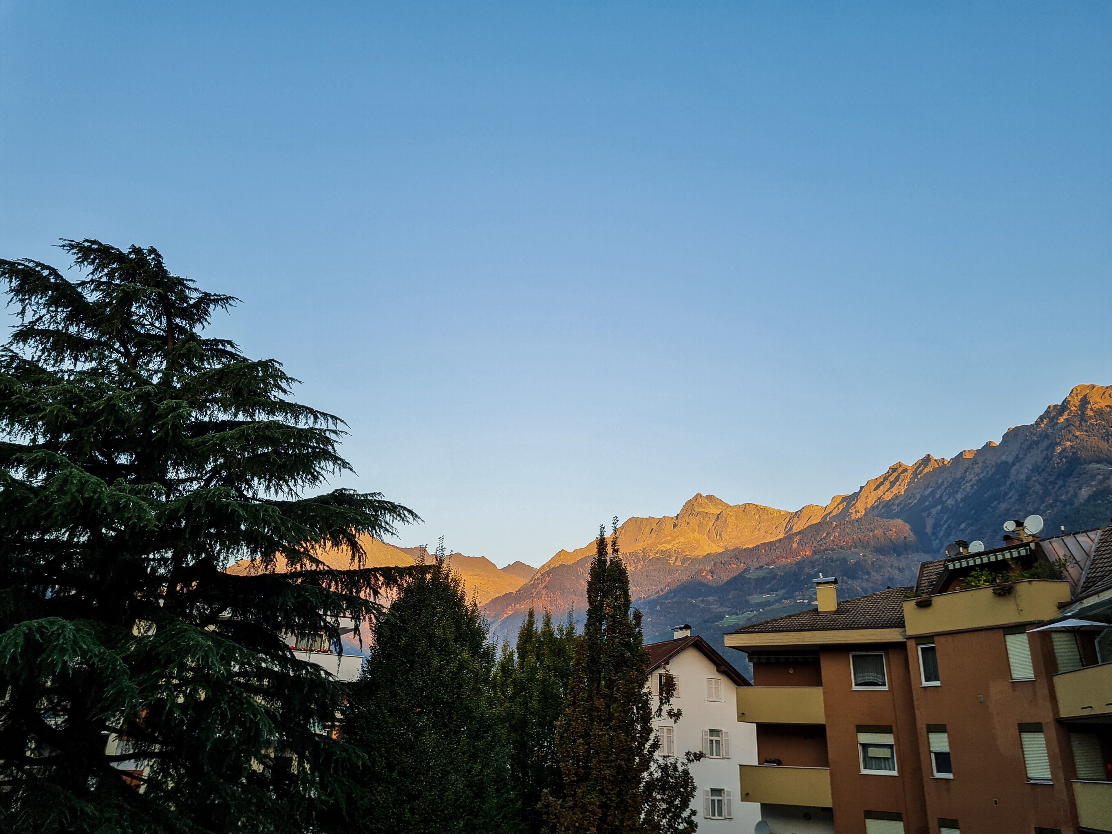 Paesaggio montano con edifici in primo piano.