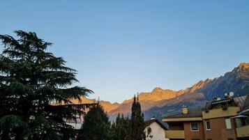 Paesaggio montano con edifici in primo piano.