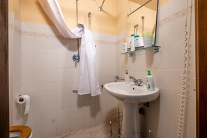 Chuveiro, secador de cabelo, toalhas de banho 
