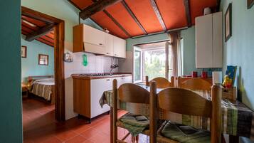 Kühlschrank, Herdplatte, Wasserkocher mit Kaffee-/Teezubehör