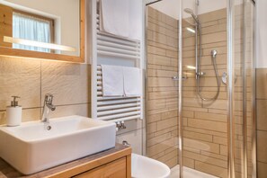 Dusche, kostenlose Toilettenartikel, Haartrockner, Handtücher