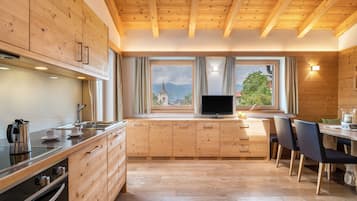 Een koelkast, een oven, een kookplaat, een vaatwasser