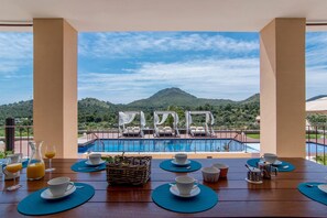 تناول الطعام بالخارج