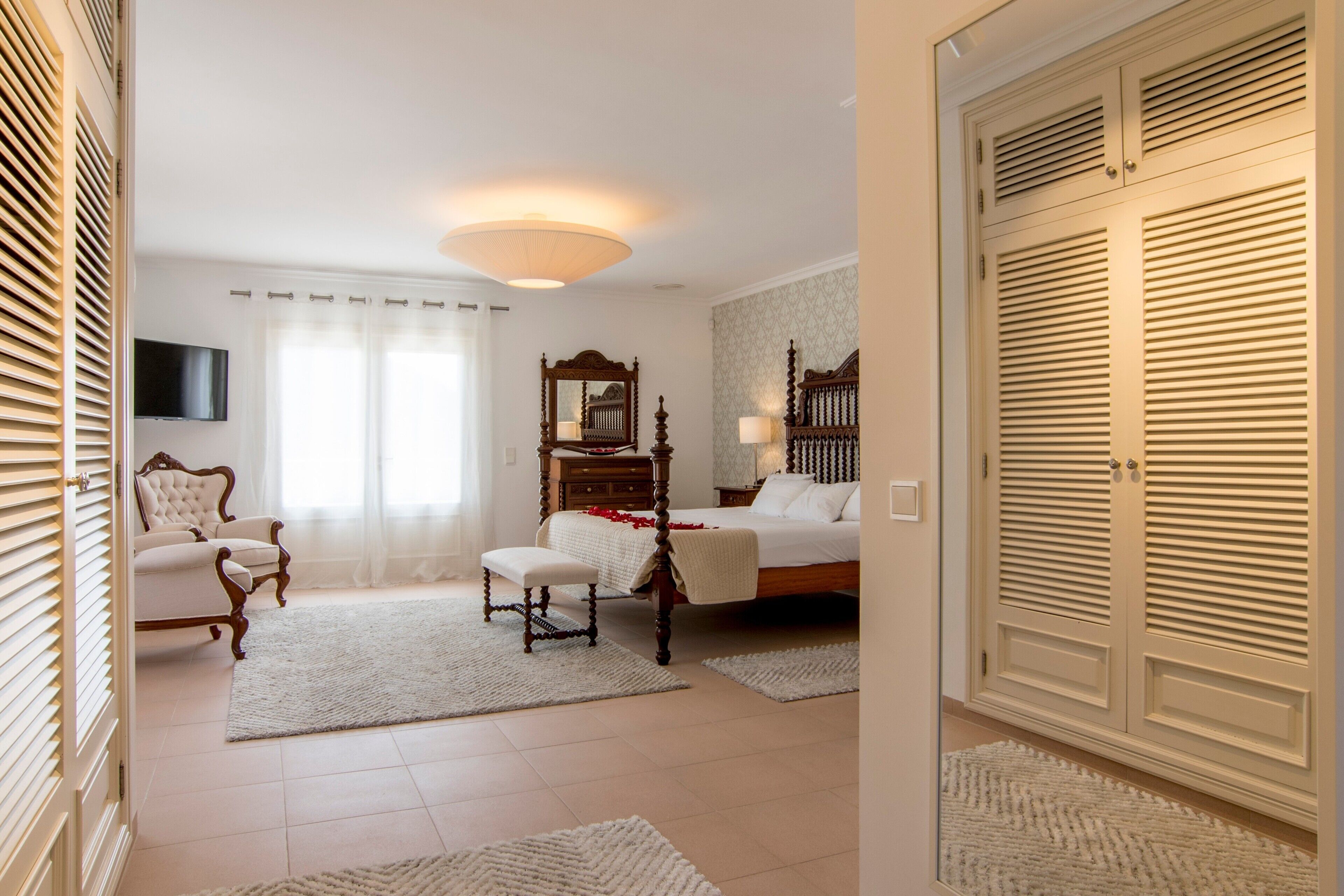 6 bedrooms, iron/ironing board, free WiFi, bed sheets