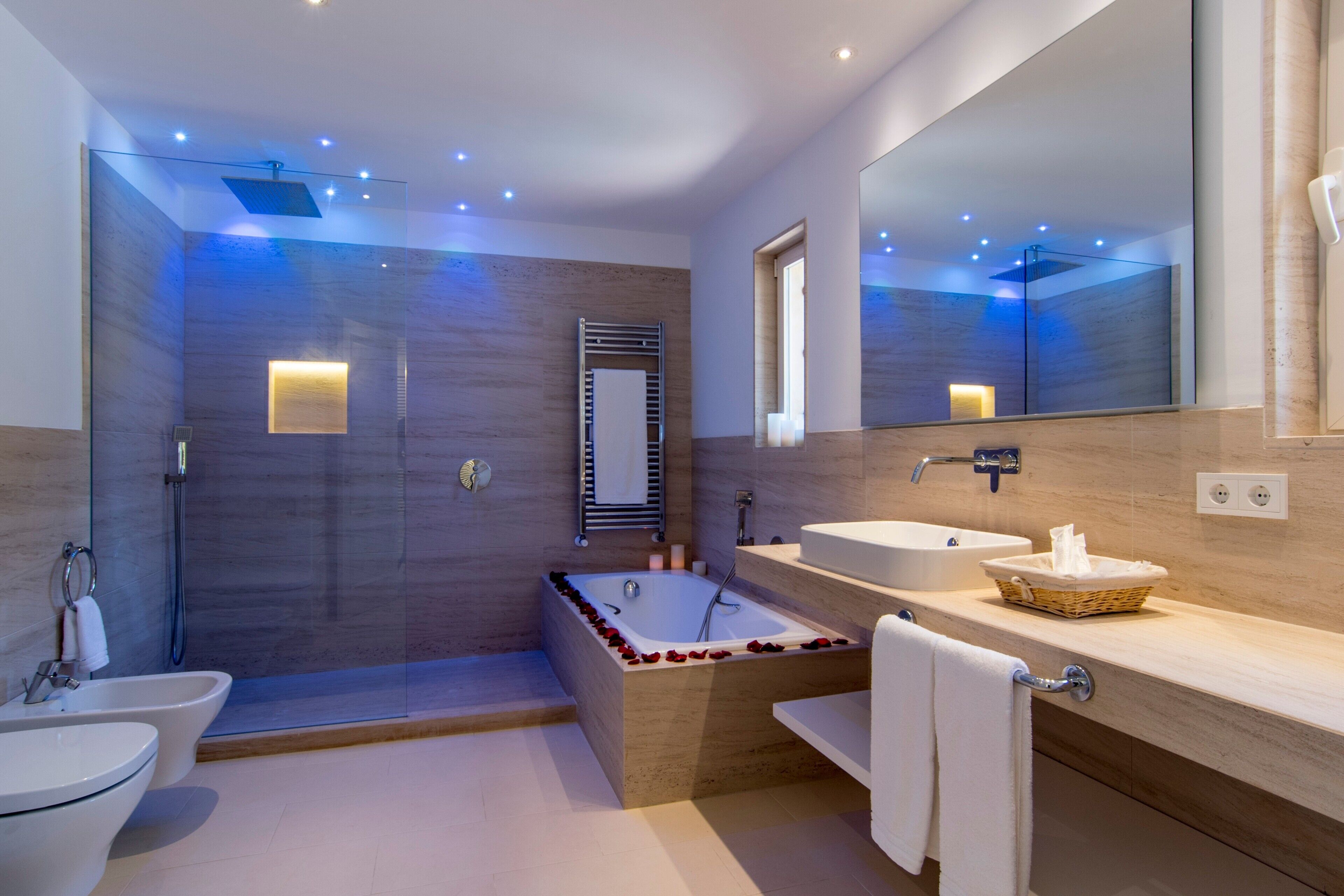 Badewanne, Haartrockner, Handtücher